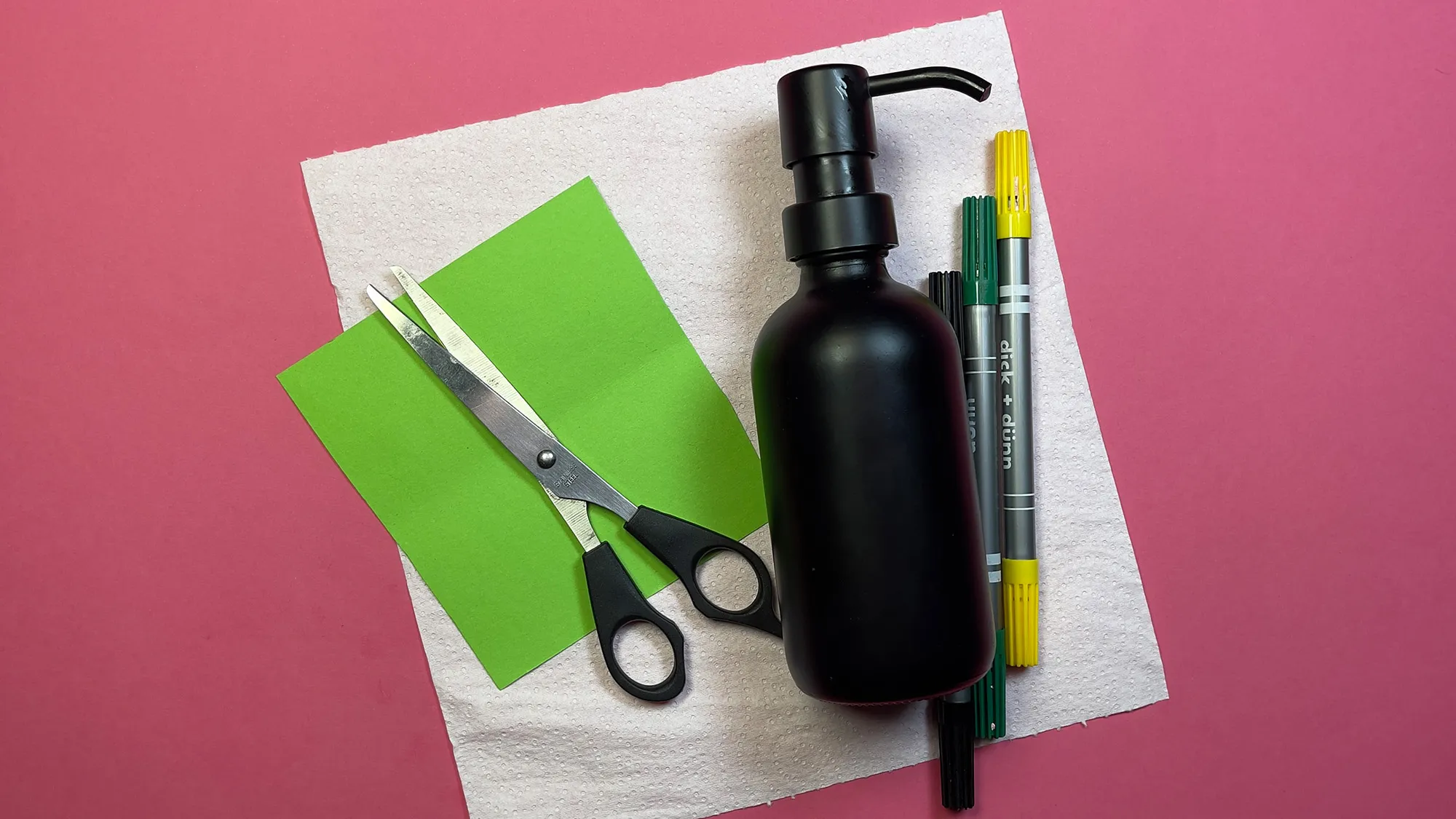 diy-seifen-tuecher-basteln-schritt-1.jpg DIY Mini-Papierseife basteln Schritt 1: Materialien für die Papierseife – Flüssigseife, Schere, buntes Papier, Filzstifte und Serviette