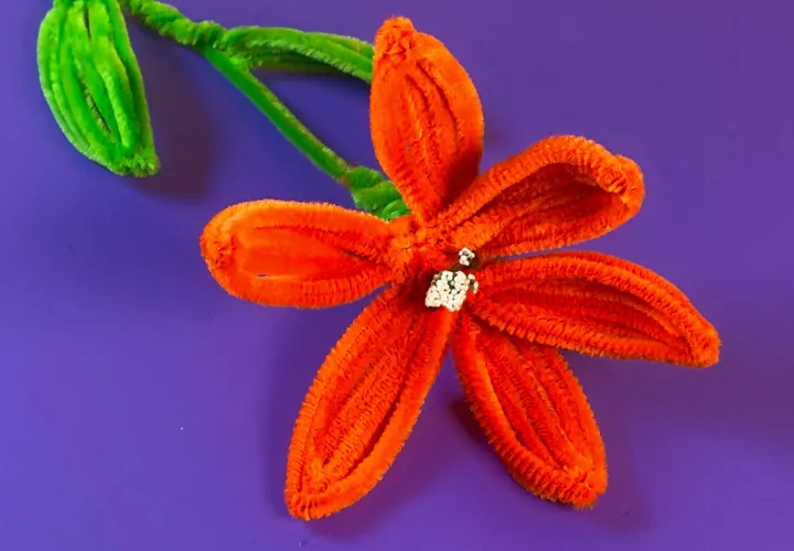 DIY Lilienblume aus Chenilledraht: einfache Bastelidee für Zuhause & Geschenke