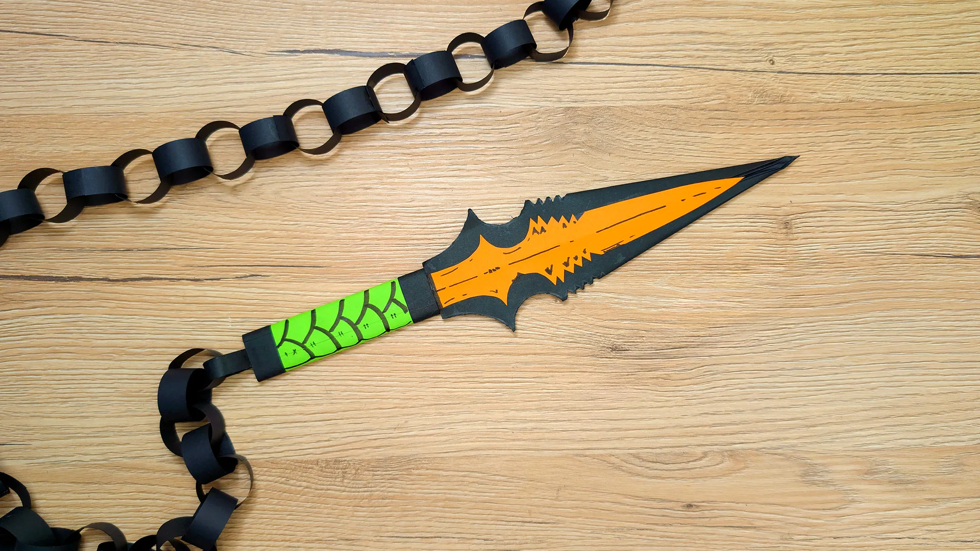 Scorpions Kunai aus Papier basteln Schritt 9: Fertiges Scorpion Kunai aus Papier mit Kette am Griff und Markerverzierungen