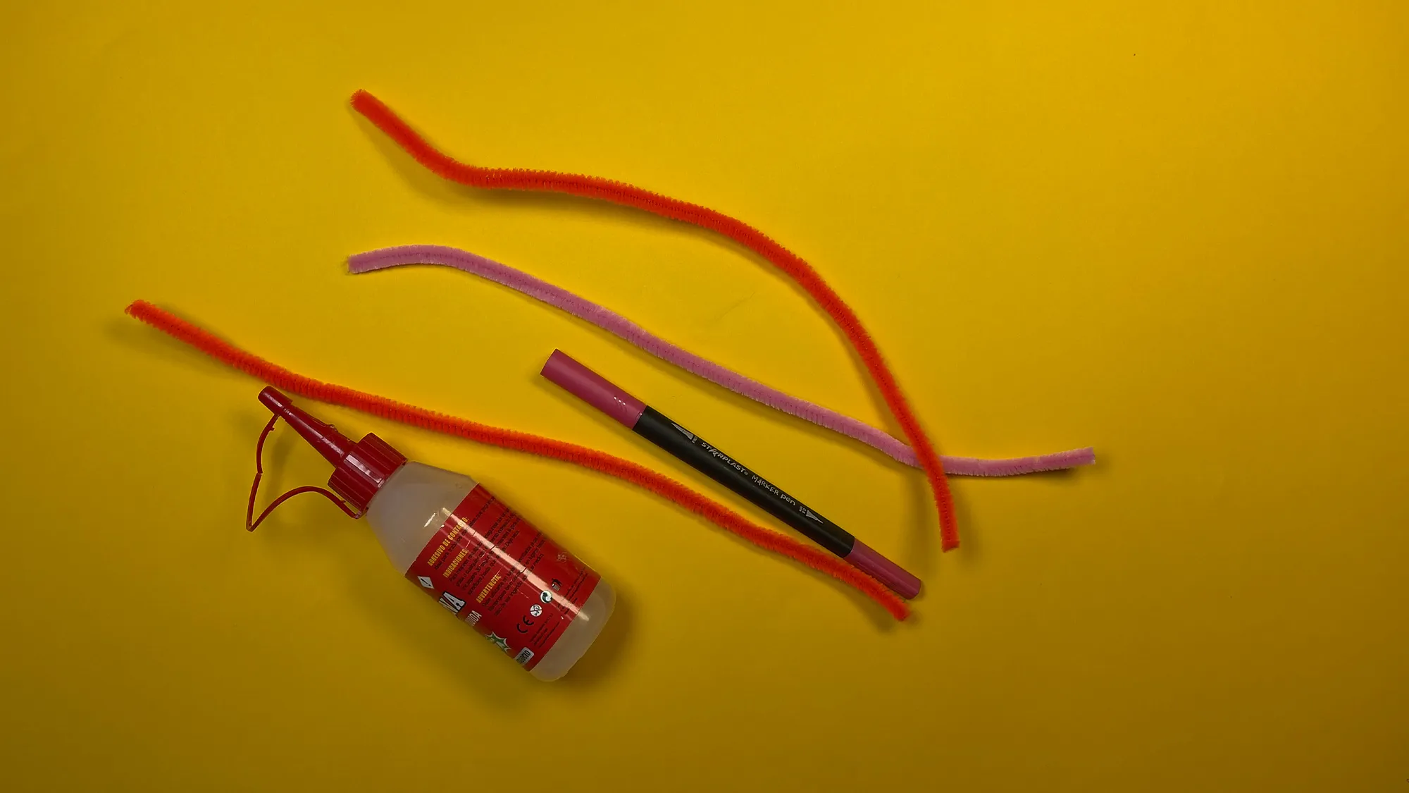 pfeifenputzer-blumen-basteln-schritt-1.jpg Pfeifenputzer-Blumen basteln Schritt 1: Materialien bereitgelegt – bunte Pfeifenputzer und Bastelkleber