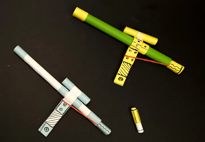 Papier-Schleuder basteln: einfache DIY-Spielidee für Kinder