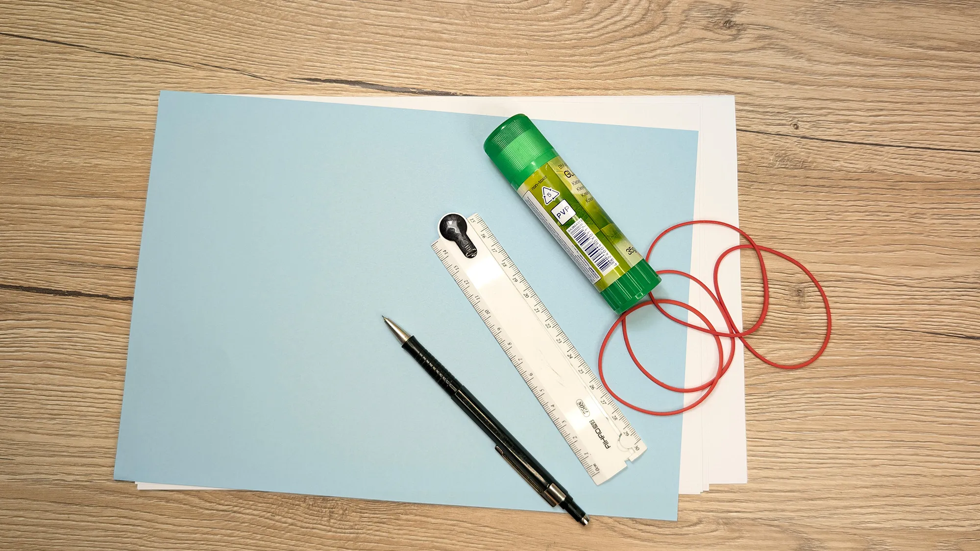 papier-schleuder-basteln-schritt-1.jpg Papier-Schleuder basteln Schritt 1: Alle Materialien bereitgelegt