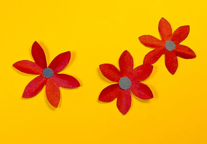 Niedliche Papierblumen basteln: Einfache Dekoidee für Kinder & Erwachsene