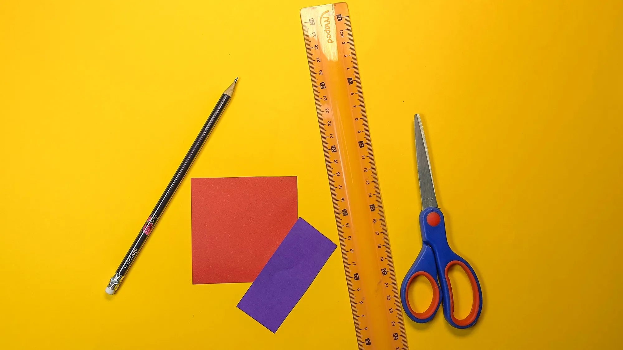 Niedliche Papierblumen basteln Schritt 1: Alle benötigten Materialien bereitgelegt