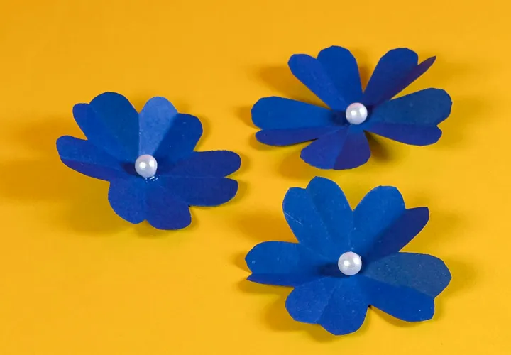 Papierblume für Deko basteln: leichte DIY-Bastelidee mit Foto- und Videoanleitung