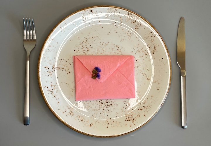 Doblar una servilleta como sobre de carta - Elegante decoración de mesa (con vídeo y fotos de instrucciones)
