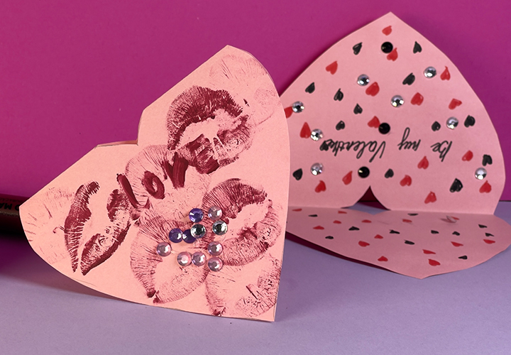 Valentineskort med kysseaftryk: vejledning med video, fotos og beskrivelse