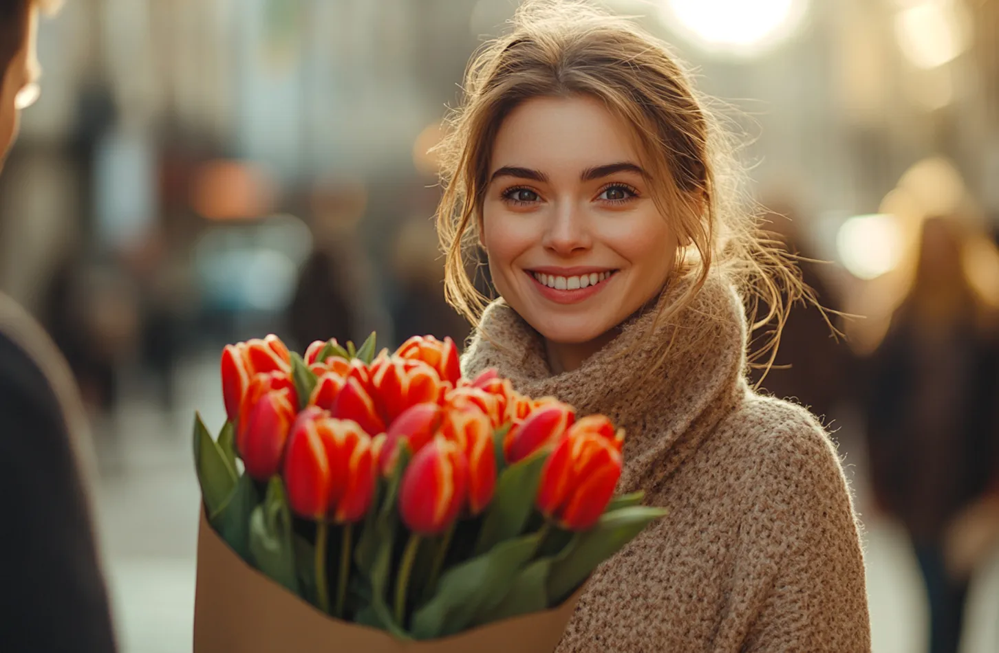 Gratulerer med kvinnedagen til den kjæreste venninnen: Ung kvinne med et varmt smil holder et vakkert gratulasjonskort med blomstermotiv i en koselig kafé. Enkel skjønnhet og hjertelige øyeblikk