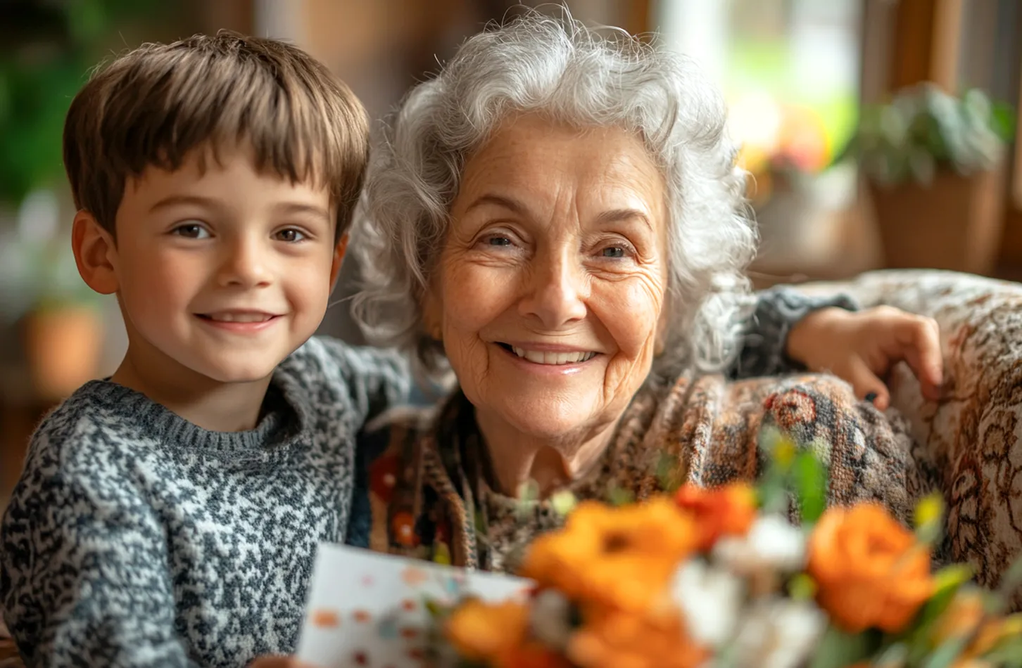 Rührender Moment: Großmutter und Enkel lesen gemeinsam eine Grußkarte zum Frauentag. Leuchtende Blumen und aufrichtige Emotionen zwischen Liebsten.