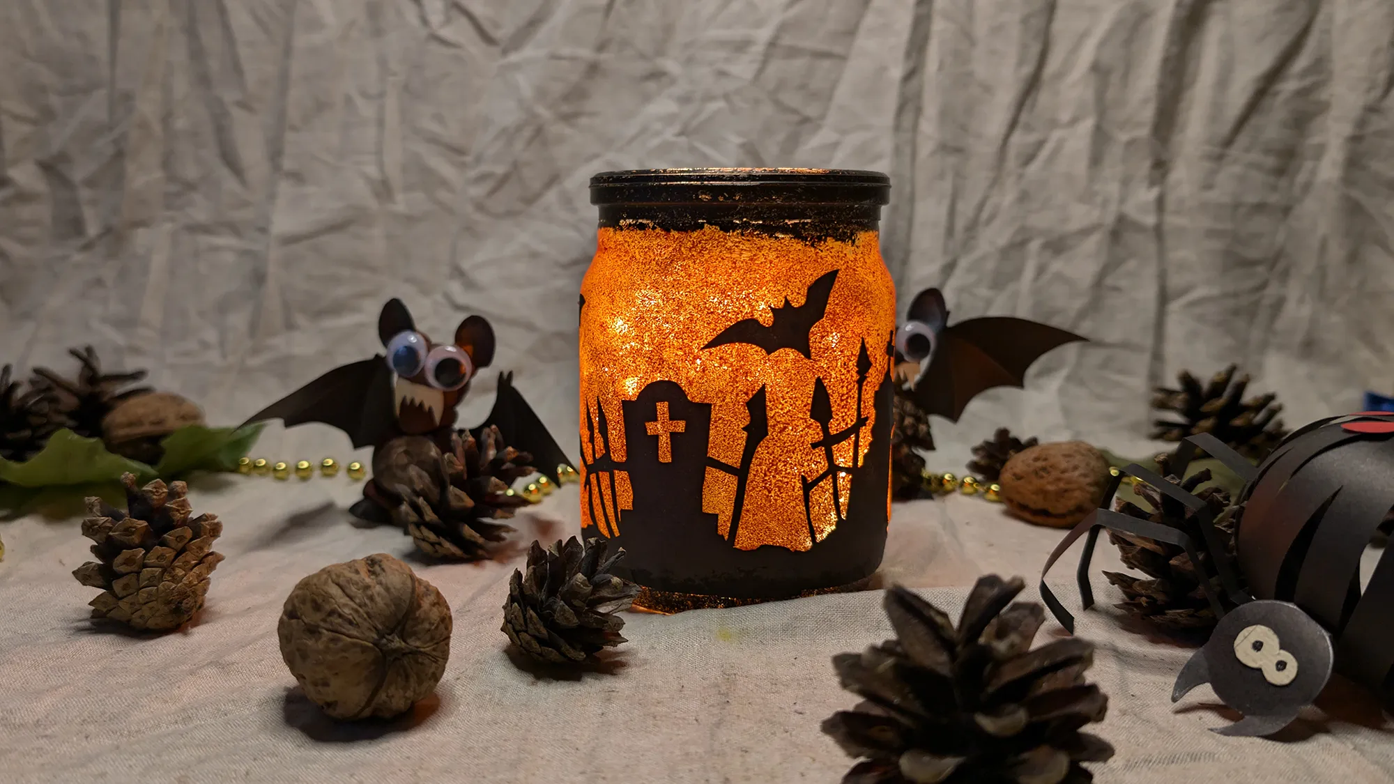 Noapte strălucitoare de Halloween într-un borcan: instrucțiuni de bricolaj cu video și fotografii. Imaginea 4