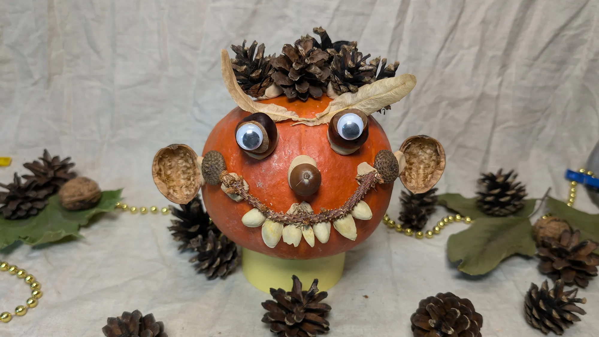 ハロウィンのカボチャの顔：写真とテキスト説明付きのステップバイステップガイド。画像3