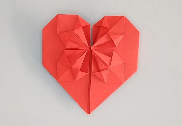 Instruções de dobragem de coração em origami