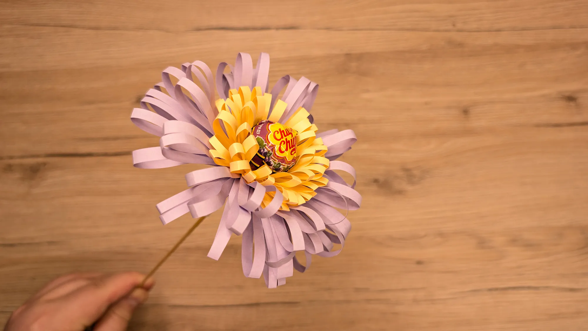 Paper flower with lollipop: step-by-step instructions with photos and description. The image 6