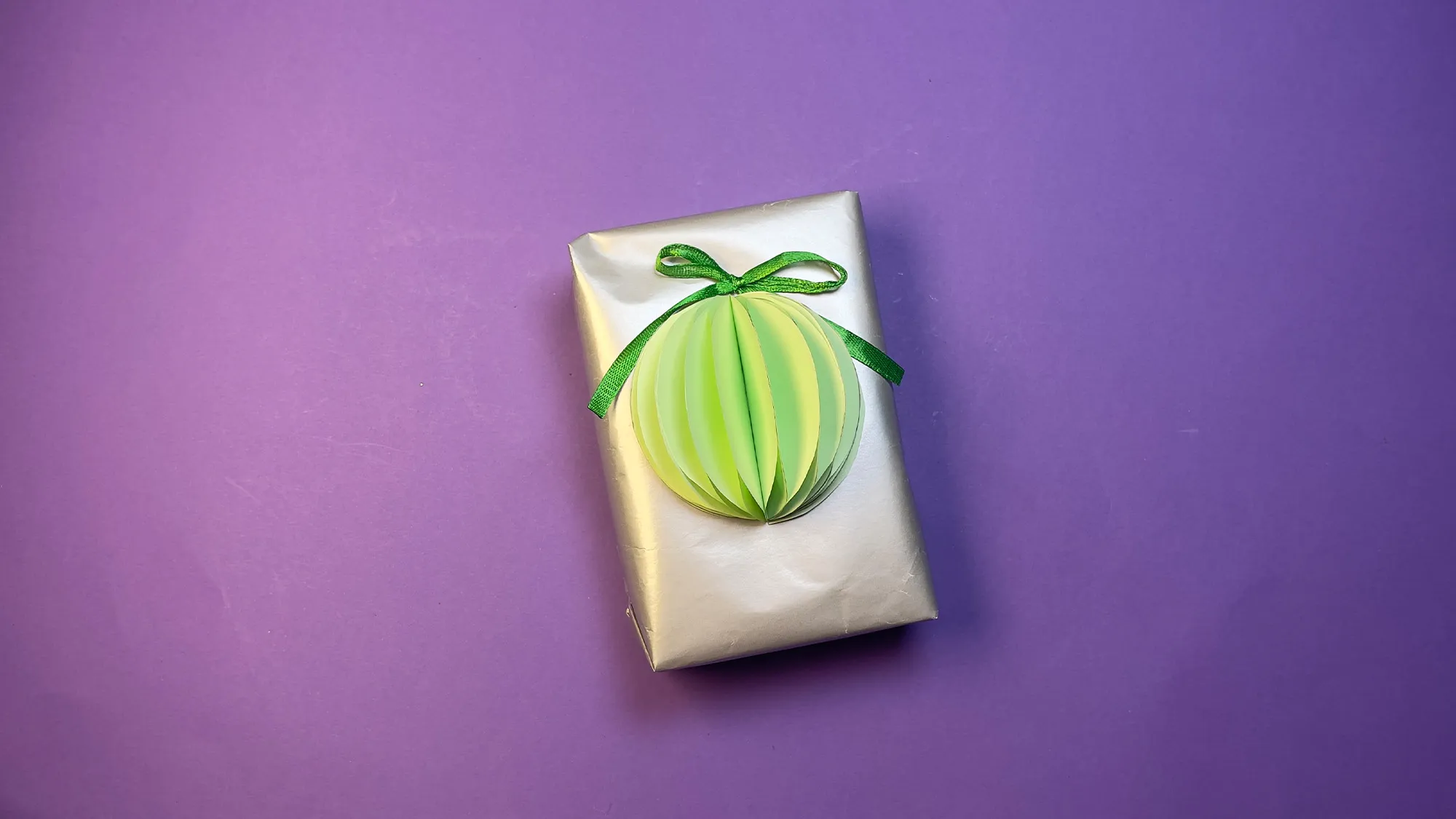 Papierball für Geschenkverpackung, Schritt 3: Den Ball fertigstellen und am Geschenk befestigen