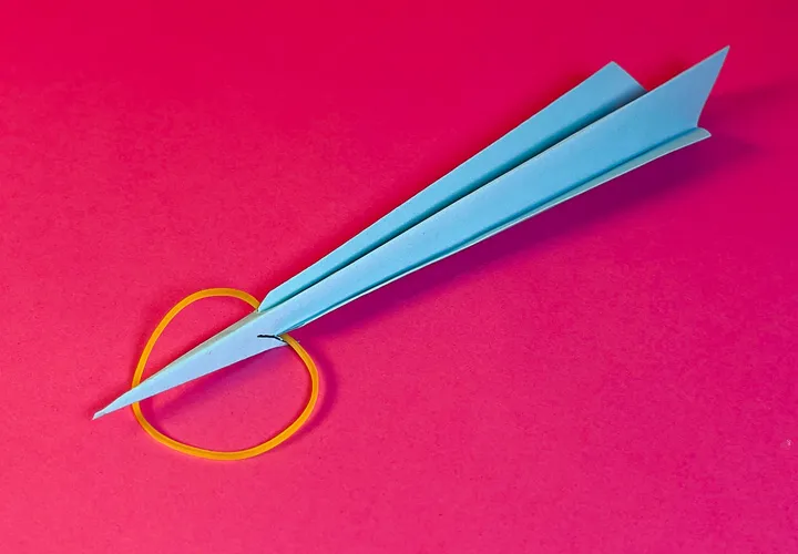 Papier-Dart-Flieger basteln: mit Gummiband und Zielspaß
