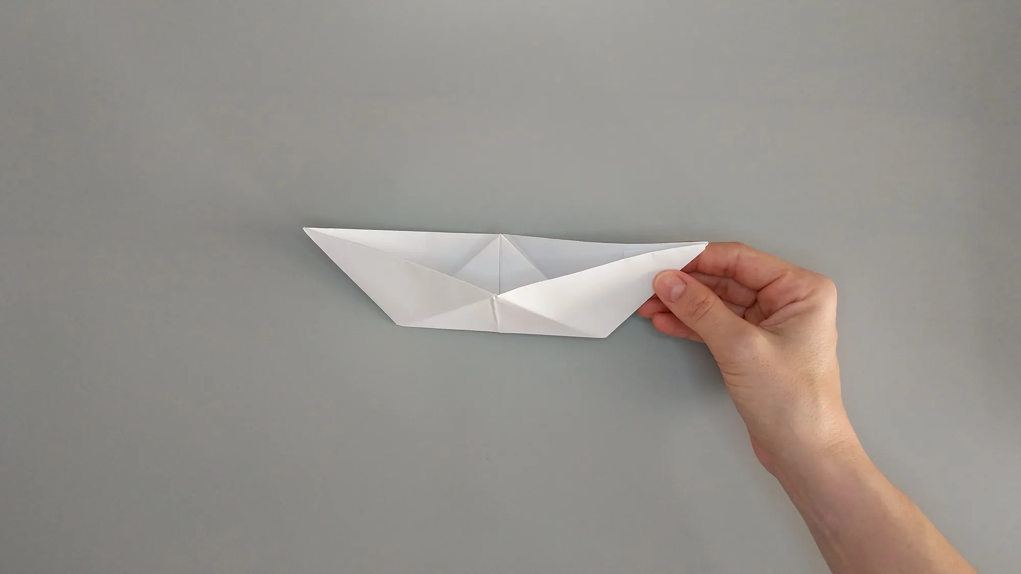 Falten eines Origami-Schiffs aus Papier. Illustration mit Anleitung Nummer 6