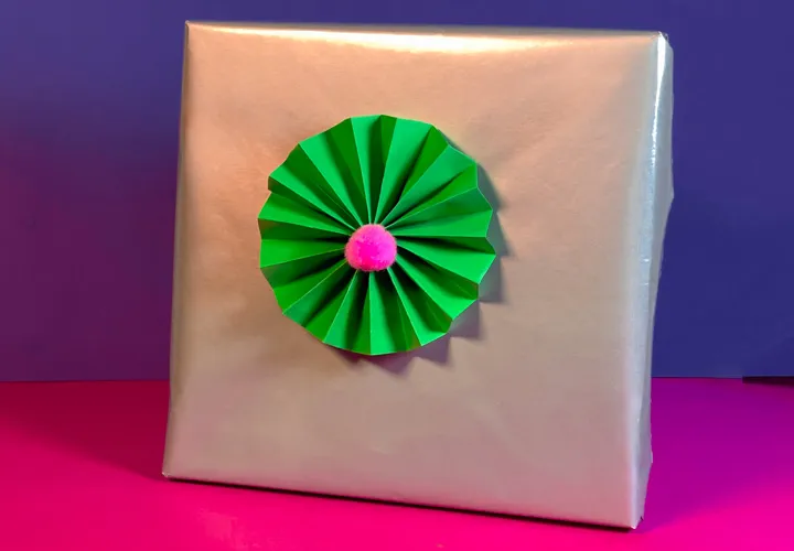 Creare decorazioni regalo con carta pieghevole – con video e foto