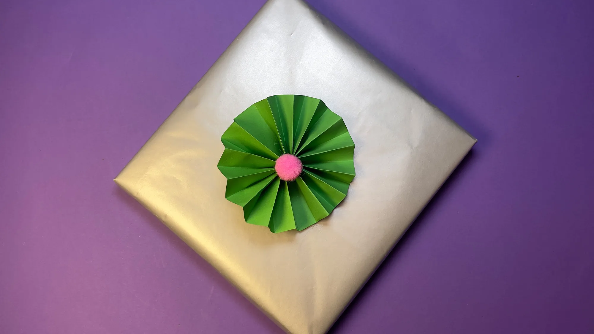 ✂️ Gift decoration made of folding paper: step-by-step guide with photos. Picture 5 ✂️ Gift decoration from folding paper: Step-by-step instructions with photos. The picture 5