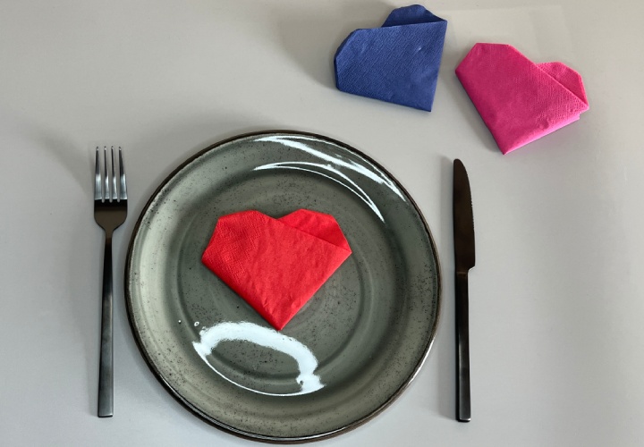 Plier une serviette en forme de cœur : Un geste romantique en quelques