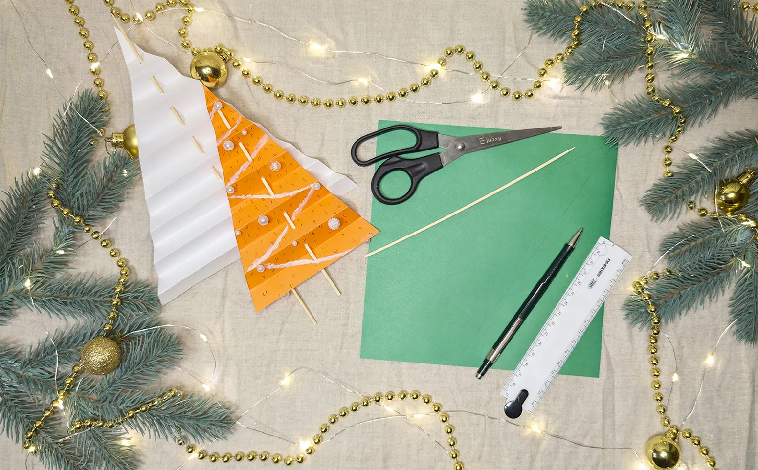 Kami membuat pohon Natal kecil dari kertas berwarna