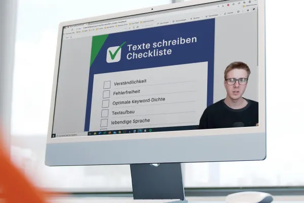 Monitor mit einem Screenshot aus dem Copywriting-Tutorial