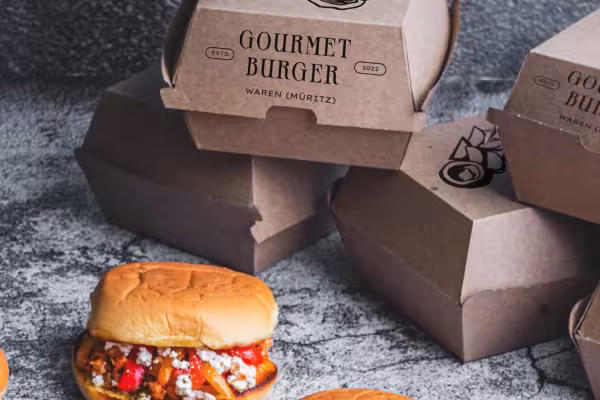Imagen de comida rápida en un envase para hamburguesas