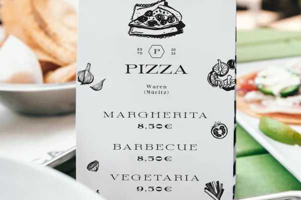 Speisekarte einer Pizzeria mit Bildern von Essen