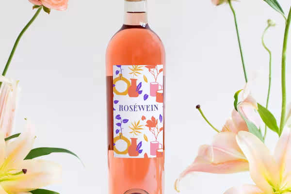 Botella de vino con etiqueta para la que se utilizaron texturas con plantas en jarrones