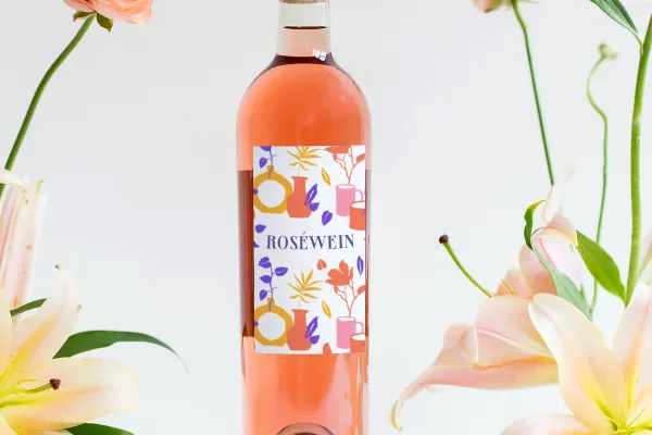 Weinflasche mit einem Etikett, für das Texturen mit Pflanzen in Vasen verwendet wurden