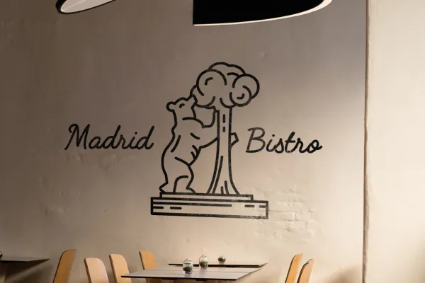 Icon des Wahrzeichens des Madrider Bären an einer Wand