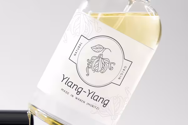 Étiquette d'une bouteille avec une icône de fleurs et un cadre floral.