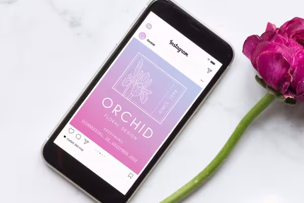Image des médias sociaux avec des fleurs et un cadre