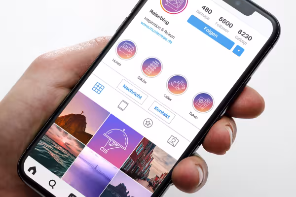 Icônes sur les thèmes du voyage et des vacances dans une conception web