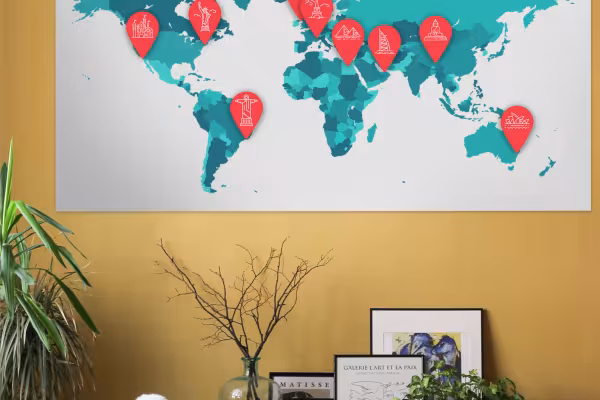 Icônes sur les thèmes du voyage et des vacances sur une carte du monde.