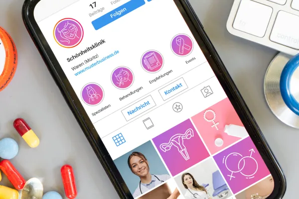 Simboli medici come icone sui social media.