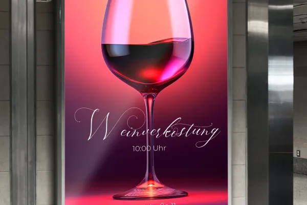 Immagine di piatti, cibo e bevande: bicchiere di vino su un cartellone.