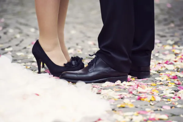 Hochzeitsfotografie Tutorial: Beispielbild mit Füßen des Brautpaars