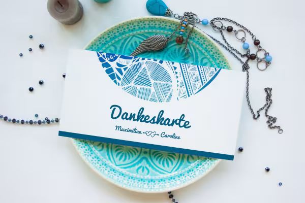 Mockup: Tarjeta de agradecimiento en un plato