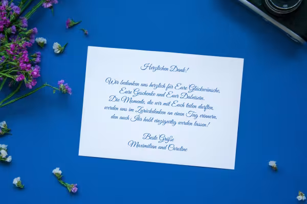 Mockup: Tarjeta de agradecimiento sobre fondo azul