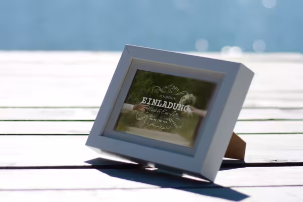 Mockup: Foto en un marco sobre un puente