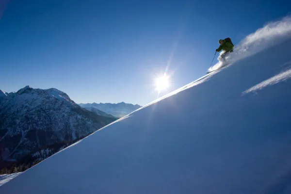 Bergfotografie: Skifahrer bei der Abfahrt