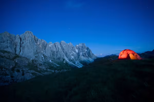 Fotografía de montaña: Montañas, tienda de campaña delante en un prado.
