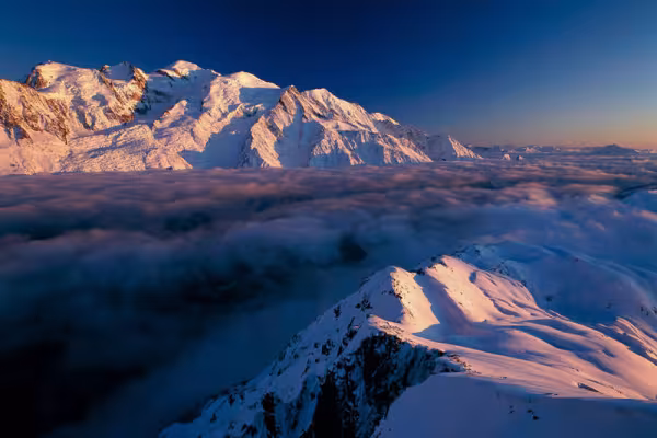 Ejemplo del tutorial con consejos sobre fotografía de montaña: Fotografiar una cordillera con el equipo adecuado.