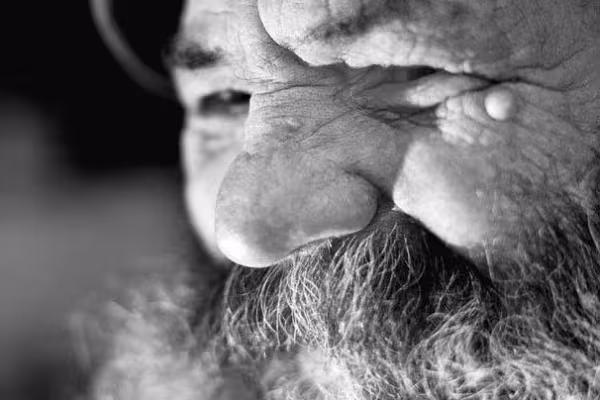 Fotografía de montaña: Retrato en blanco y negro de un hombre.