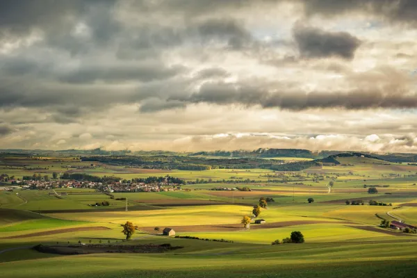 Fotografia jesienna, sesja zdjęciowa na polu z niebem.