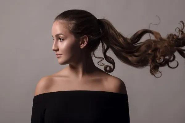 Příklad úpravy beauty v programu Photoshop: Žena se copem.