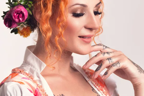 Beispiel zur Beauty-Retusche in Photoshop: Frau mit Blumenkranz auf den Haaren