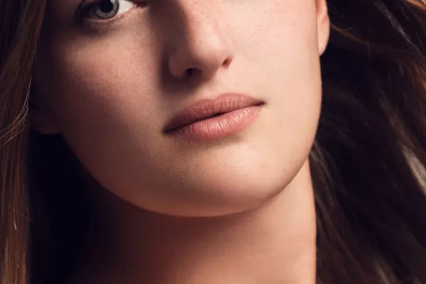 Foto seorang wanita - contoh gambar untuk pengeditan bibir dan mata