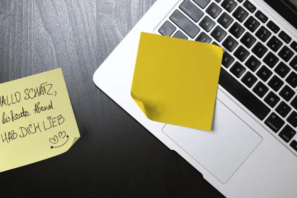 Laptop mit Post-it