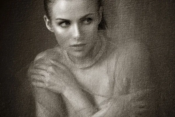 Portrait einer Frau, darauf Textur aus Acryl und Lack